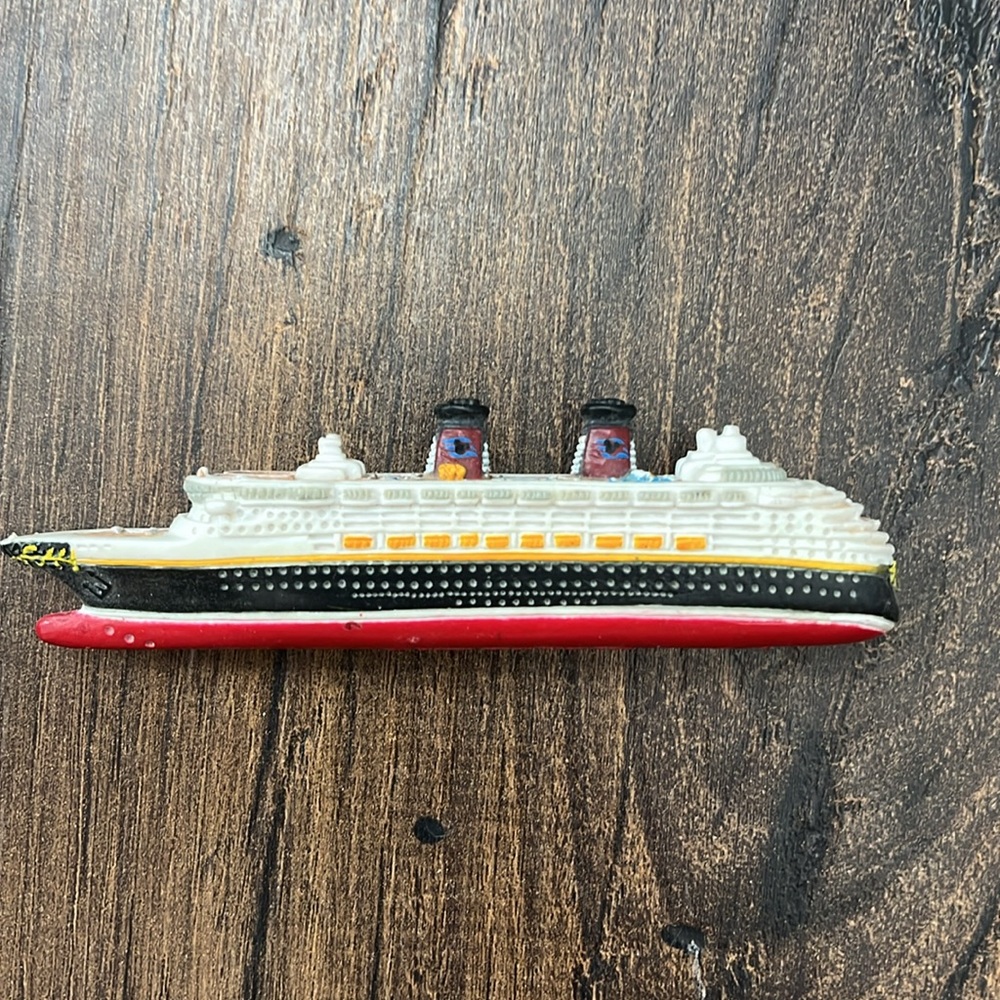 Disney cruise line plastic figurines - Picture 2 of 4